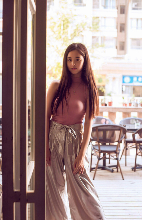 特色足球文化创意市集火爆开幕,展示多层次体育文化融合,足球文化布置